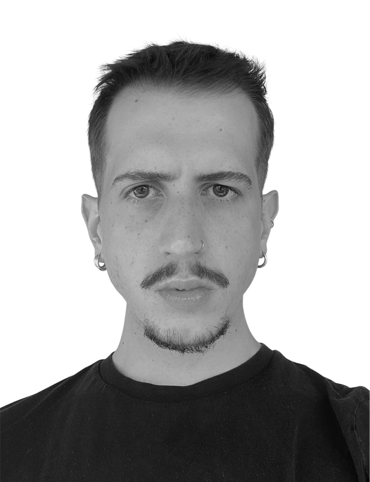 Portrait en noir et blanc de Frantz Seiler, créateur de contenu visuel et mannequin